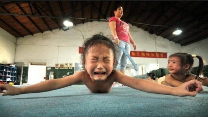 Medalii plătite cu lacrimi şi durere! Imagini care îţi frâng inima din sălile de antrenamente ale micilor gimnaste din China: Ei sunt copiii care trăiesc un coşmar şi un vis în acelaşi timp