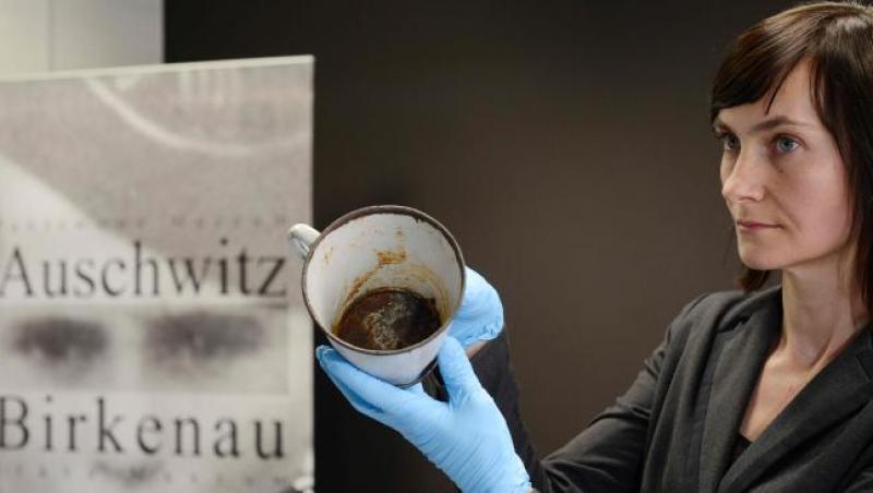 Ce secret a stat ascuns în cana unui prizonier de la Auschwitz. Oamenii au crezut că nu văd bine