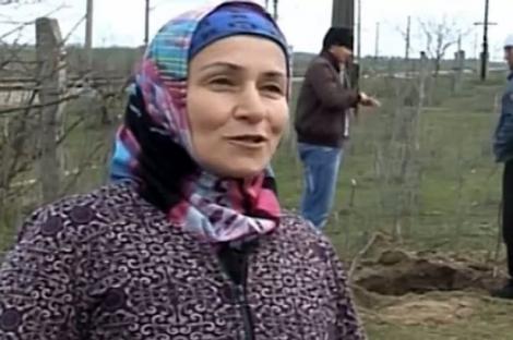 O femeie planta cartofi atunci când un sunet bizar s-a auzit din pământ! S-a apropiat și a avut un adevărat șoc! Ce a găsit femeia?