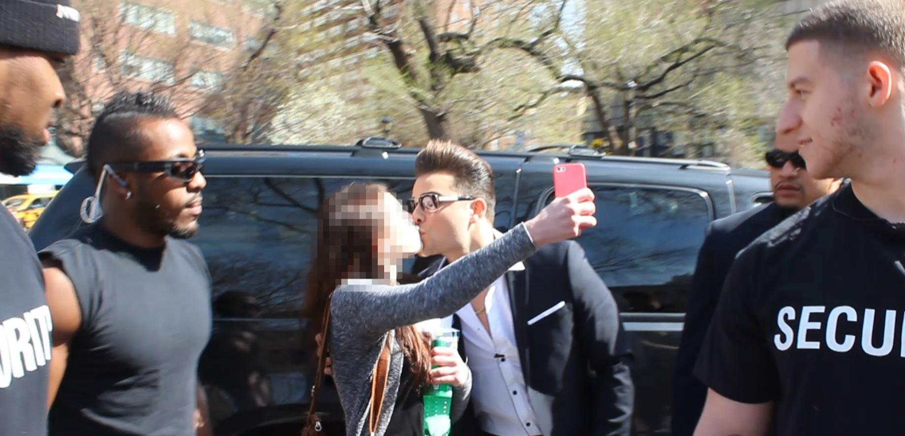 Puștiul acesta a descoperit cea mai tare metodă de a agăța o fată! Nimeni nu poate da greș cu așa ceva! (VIDEO)