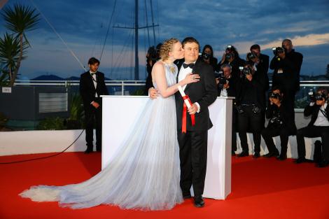 Imaginile succesului! Cristian Mungiu aduce un nou trofeu de la Cannes: Cineastul român, răsplătit cu premiul pentru regie