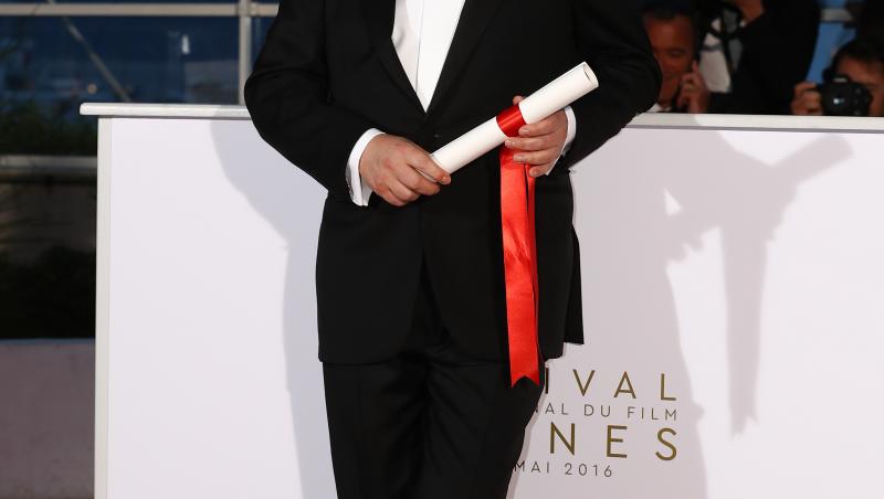 Imaginile succesului! Cristian Mungiu aduce un nou trofeu de la Cannes: Cineastul român, răsplătit cu premiul pentru regie