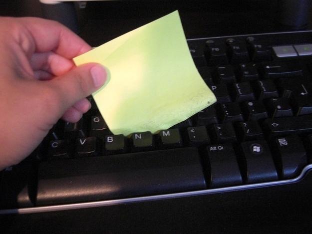 Cum să &icirc;ţi cureţi tastatura eficient şi simplu. Ai nevoie doar de... un post-it !