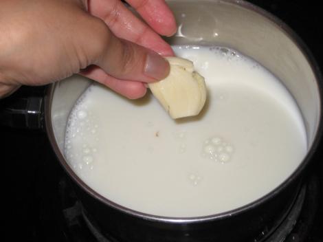 Nici cele mai tari gospodine nu știau asta! Ce se întâmplă dacă pui niște usturoi în lapte! Ai curaj să încerci?