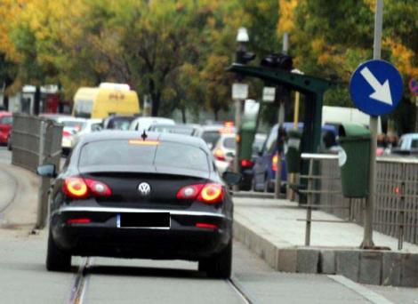 Vestea aşteptată de toţi şoferii din România! Când ai voie să mergi cu maşina pe linia de tramvai