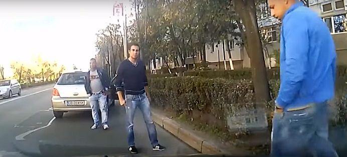 Mare atenție! Au fost depistați mai mulți ESCROCI &icirc;n trafic. Fac bani de pe urma ȘOFERILOR, apel&acirc;nd la această metodă