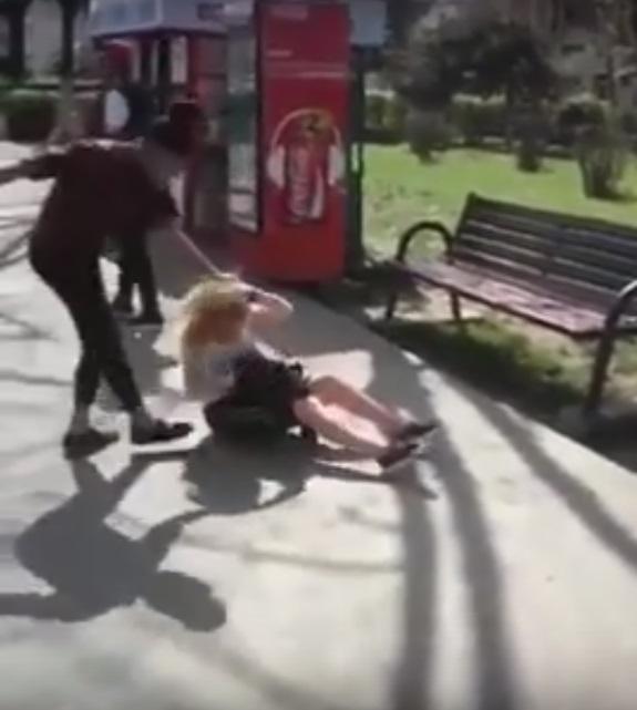 Imagini ȘOCANTE. Două fete din Rom&acirc;nia se bat cu o brutalitate de nedescris!