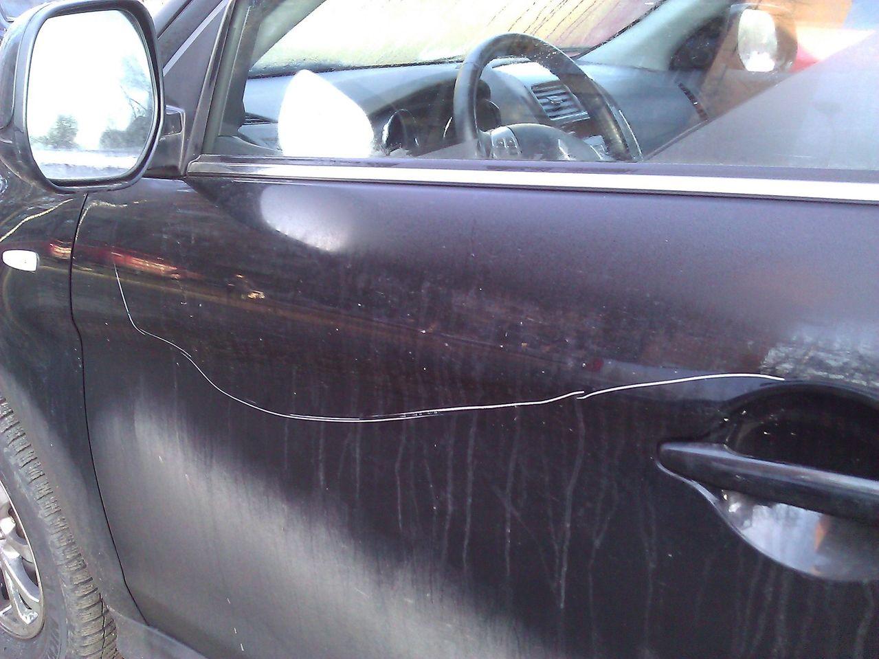 Femeile chiar sunt inventive! Cu ce a acoperit o t&acirc;nără din Chișinău  zg&acirc;rietura de pe mașină