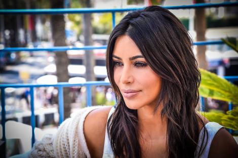 Oare s-a uitat în oglindă înainte să plece de acasă? Kim Kardashian, apariție incendiară la Gala Vogue! Are sau nu lenjerie intimă?FOTO DE PĂTRĂȚEL ROȘU