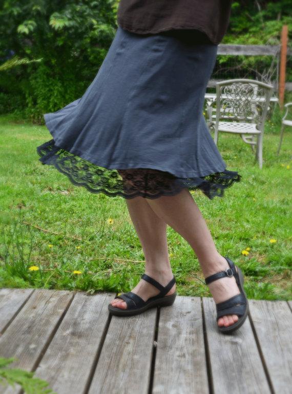 Polițiștii de frontieră au rămas uimiți de-a dreptul! Ce ascundea sub fusta o rom&acirc;ncă &icirc;n drm spre Italia. Nu ai fi crezut așa ceva!