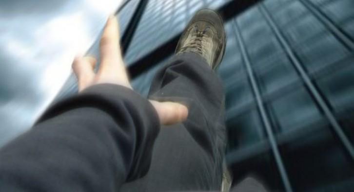 Ai simțit vreodată că pici &icirc;n gol, imediat după ce ai adormit? Fenomenul straniu a fost explicat de psihologi