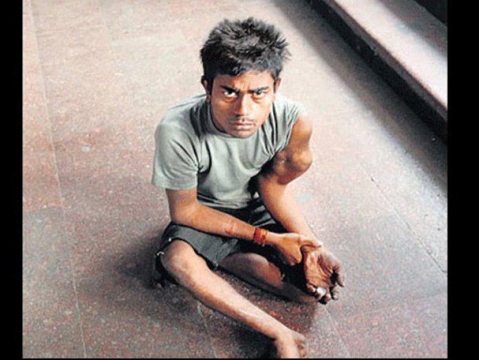 Este milionar, dar cerșește pe străzi. Cu patru conturi &icirc;n bănci și o locuință de lux stă la mila trecătorilor