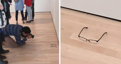 Și-a lăsat ochelarii într-un muzeu, iar oamenii au crezut că este o operă de artă. S-au înghesuit să îi fotografieze