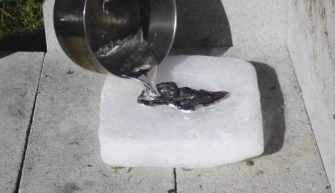 Experiment: Ce se întâmplă dacă torni aluminiu topit peste gheața carbonică? Nu te-ai fi așteptat la o asemenea reacție chimică