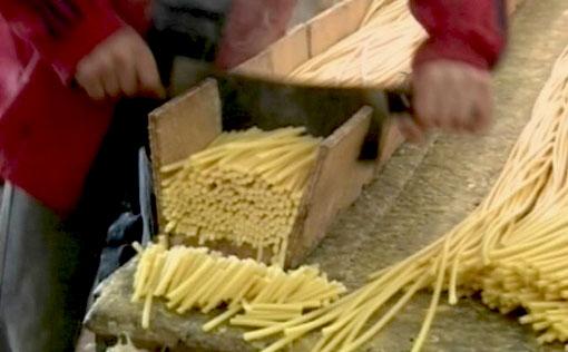 Afacerile și credința? Dă, Doamne! Și-a făcut acasă fabrică ilegală de lum&acirc;nări. Ce au descoperit polițiștii &icirc;n locuința unui preot