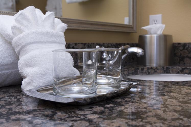 De ce nu trebuie să bei din paharele din camera de hotel! Ai făcut-o &icirc;n mod inconștient, p&acirc;nă acum