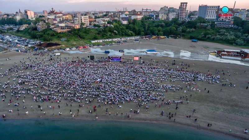 Spectacol! Sirtaki, dans de cartea recordurilor pe plaja din Constanţa! Peste șase mii de oameni au dansat la malul mării