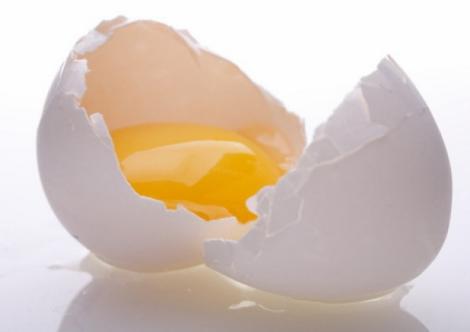 A vrut să facă o omletă, dar în ou a găsit ceva inexplicabil: "Nu am văzut niciodată aşa ceva"
