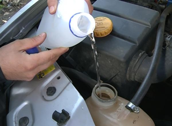 Invenția SECOLULUI: Un rom&acirc;n a inventat mașina care merge cu doar TREI LITRI de APĂ