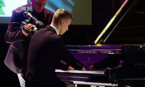 Puștiul s-a născut fără degete, dar cântă dumnezeiește la pian! Povestea lui a emoționat lumea de pretutindeni! (VIDEO)