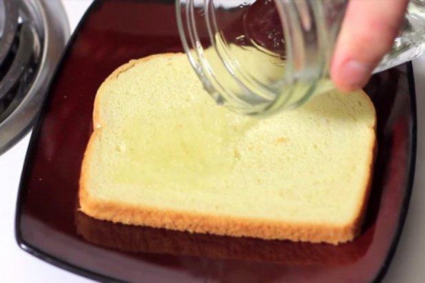 A pus oțet pe o felie de p&acirc;ine și a lasat-o &icirc;n bucătărie. Ce s-a &icirc;nt&acirc;mplat apoi te va lăsa mască... Nu aveai habar c&acirc;t de folositor este