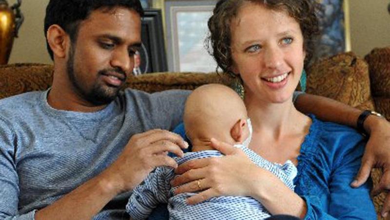 Bebeluşul Adam, născut cu anomalii grave, a fost adoptat de o familie, chiar dacă părinţii naturali l-au 