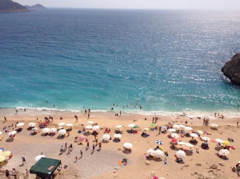 Plaje idilice pe care să te răsfeți la soare în Antalya
