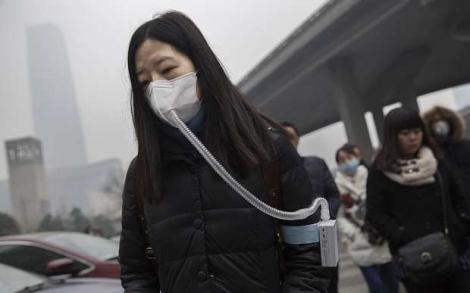 Poluarea atinge cote alarmante în China! Oamenii nu mai pot respira. Cumpără sticle cu aer din Canada