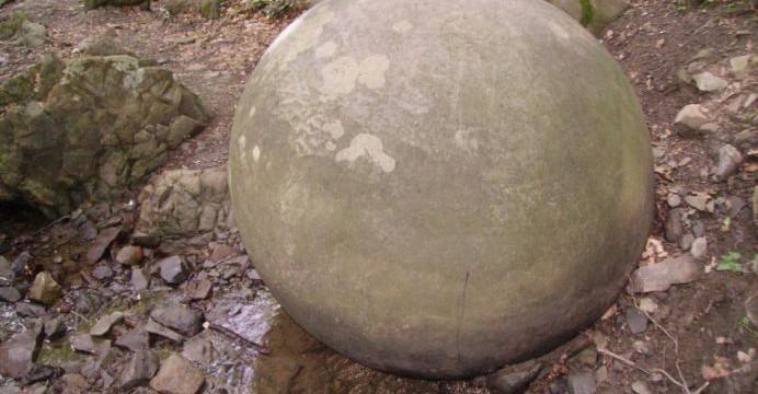 O sferă imensă a pus oamenii pe jar. Cine ar fi putut face AȘA CEVA?
