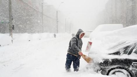 Vremea a luat-o razna în România! Ninge ca în poveşti în luna mai
