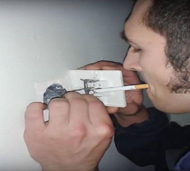 Voia să-și aprindă o țigară, dar nu avea cu ce. Așa că a scos o priză din perete