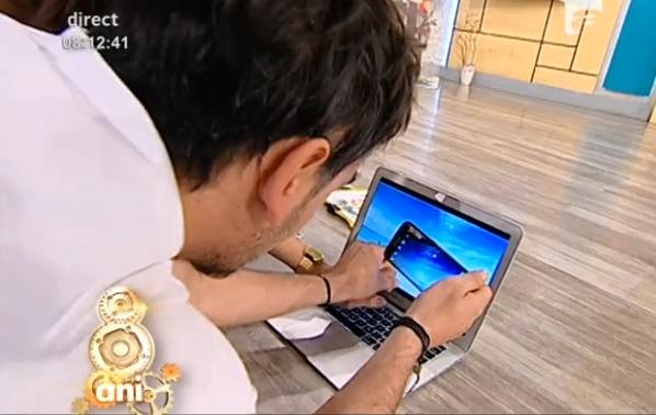 Ei și ideile lor trăsnite! Cum arăți că ești pe plajele lumii, c&acirc;nd, de fapt, zaci &icirc;n pat: Răzvan și Dani, demonstrație &icirc;n direct! "Ce status punem?"