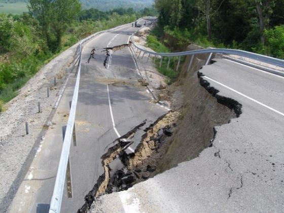 Imagini apocaliptice! &Icirc;ncă o AUTOSTRADĂ s-a surpat. Circulaţia se desfăşoară cu restricţii