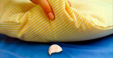 Ce se întâmplă dacă dormi cu un cățel de usturoi sub pernă! Nimeni nu ar fi ghicit!