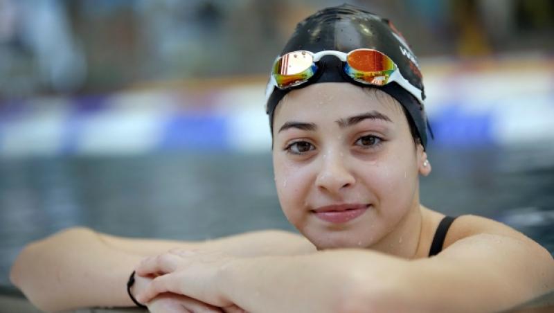 O EROINĂ! Povestea impresionată a micuţei refugiate care s-a salvat de la moarte prin înot. Acum participă la Jocurile Olimpice de la Rio!