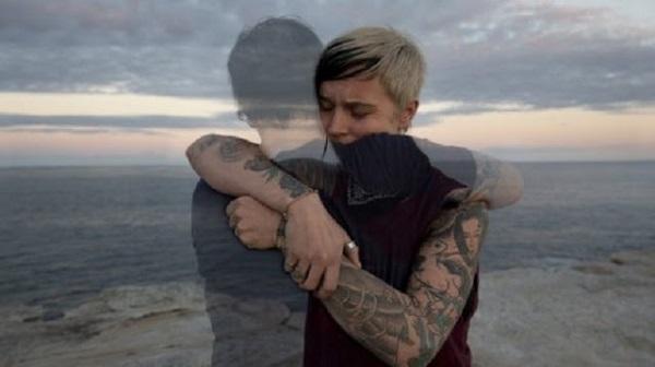 Cinci semne CLARE că spiritul unei persoane dragi decedate se află &icirc;ncă &icirc;n preajma ta