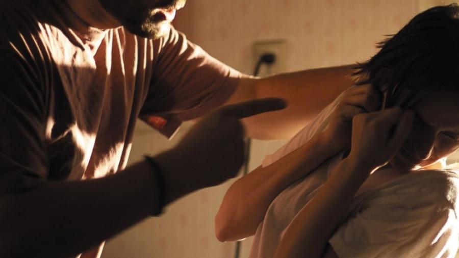 Groaznic! Şi-a obligat soţia să se culce cu peste 2.000 de bărbaţi. Revoltător! Pe ce cheltuia banii obţinuţi de femeie