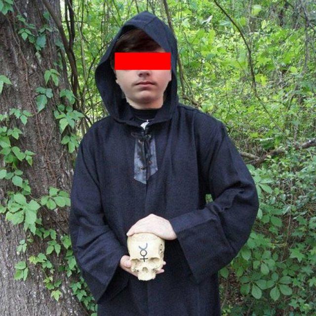 Atenţie, rom&acirc;ni! O SECTĂ PERICULOASĂ &icirc;i cucereşte pe tinerii din ţară. Sunt consideraţi SATANIŞTI, iar el este liderul