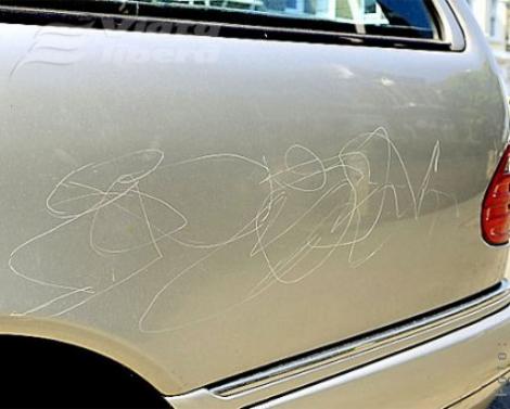 I-a cerut soției să acopere câteva zgârieturi de pe mașină, iar ea l-a lăsat mască. Ce a putut să facă femeia