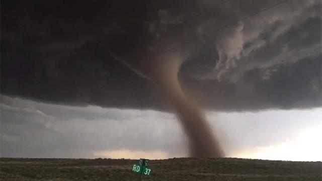 Imagini &icirc;nfiorătoare: Au fost pe punctul de a-și pierde viața după ce au vrut să filmeze o tornadă de aproape