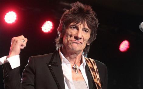 Ronnie Wood, chitaristul trupei Rolling Stones, tată pentru a cincea oară, la 69 de ani