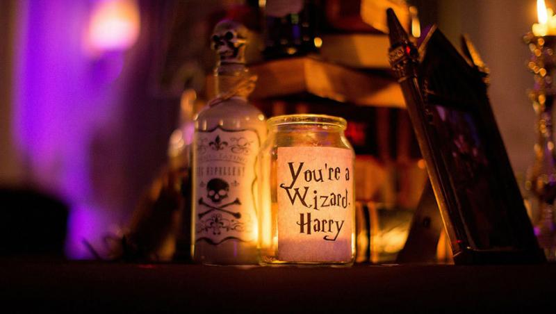 Nuntă de poveste, după modelul Harry Potter, la Hogwarts. Baghete magice, poțiuni și buchete de hârtie realizate din 20 de romane