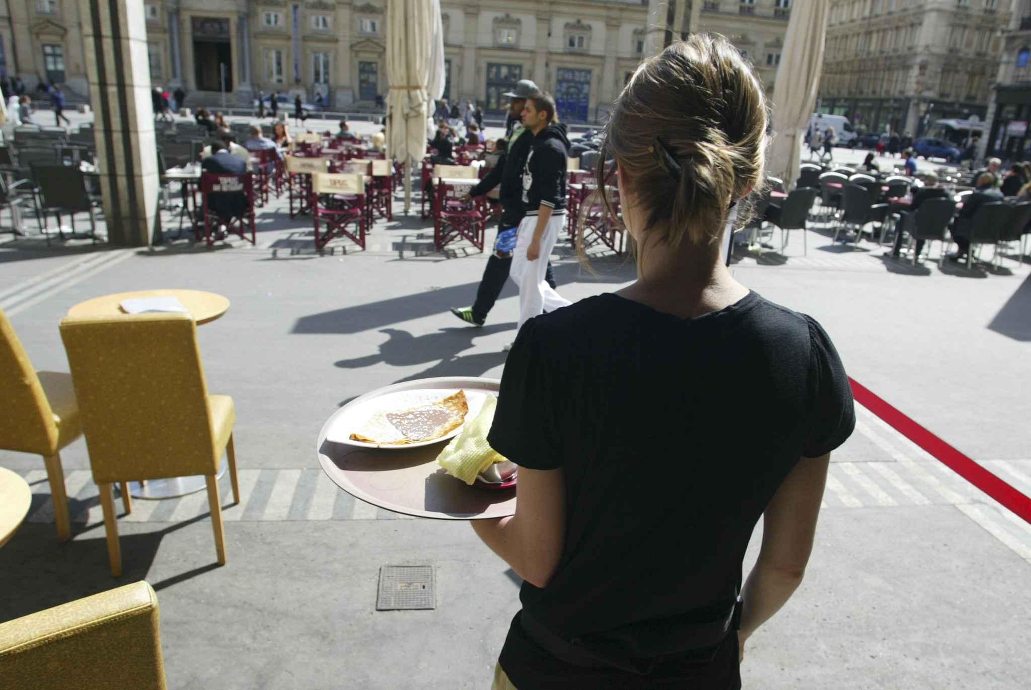 Ramadanul se lasă cu bătăi şi ameninţări! O chelneriţă a fost agresată de musulmani pentru că servea alcool: "Te-aș sp&acirc;nzura"