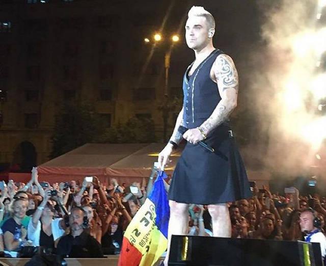 Robbie Williams ia peste picior naţionala Rom&acirc;niei &icirc;naintea meciului de deschidere de la EURO 2016. Artistul, apostrofat de fanii rom&acirc;ni pe Facebook