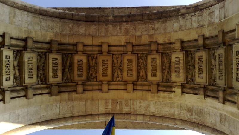 De la lemn şi ipsos şi “ruşinea Micului Paris”, la emblema Bucureştiului! Simbolul victoriei s-a lăsat aşteptat 18 ani