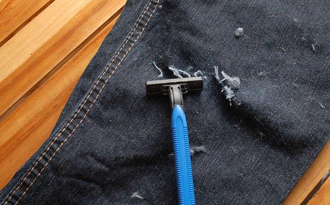 Un bărbat se plictisea, așa că a luat o lamă de ras și a &icirc;nceput s-o frece de niște blugi! &Icirc;n scurt timp a fost uimit de rezultate!