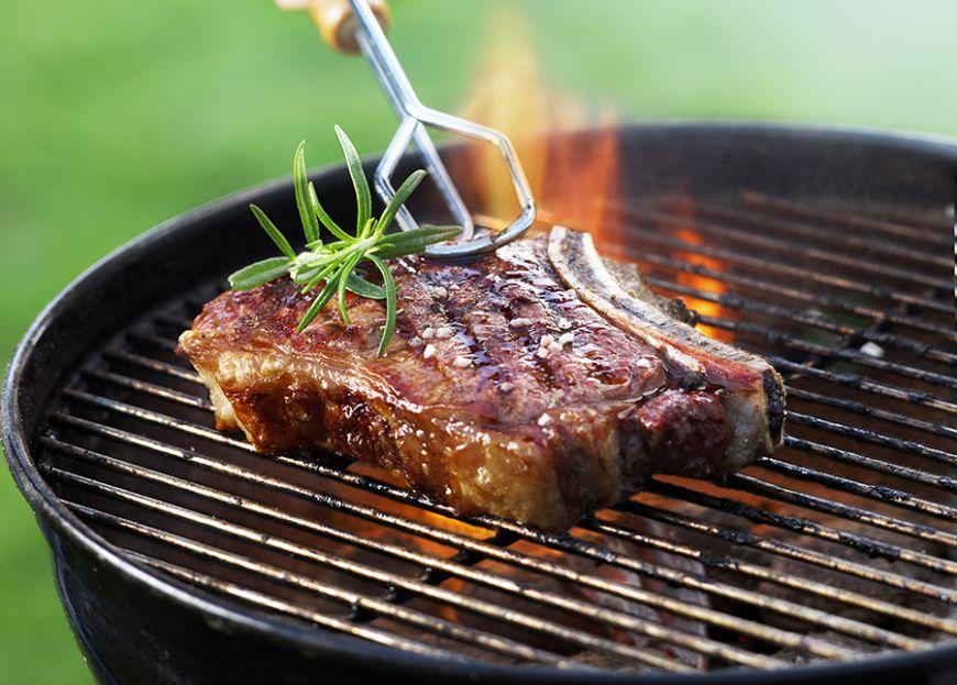 Scapă de orice grijă! Cum să cureţi grătarul rapid şi simplu