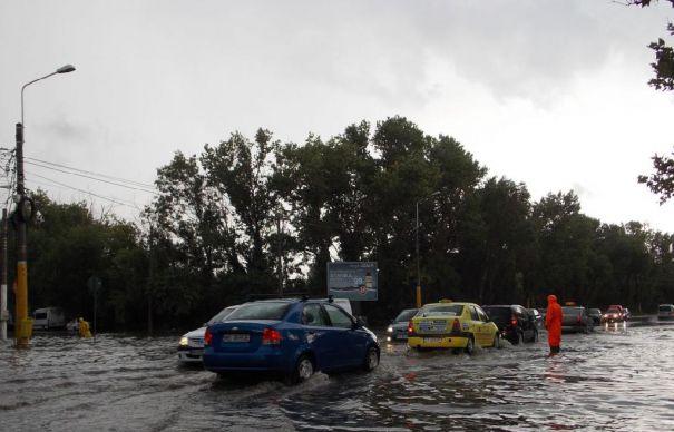 Nu scăpăm de ploi! Cod portocaliu de inundaţii &icirc;n 18 judeţe, p&acirc;nă marţi după-amiază