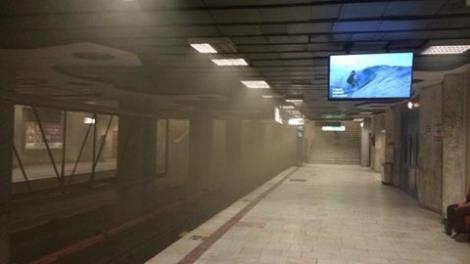 UPDATE! Circulația la metrou a fost reluată! Călătorii au fost coborâți la stația Piaţa Victoriei, după ce din tunel a început să iasă fum
