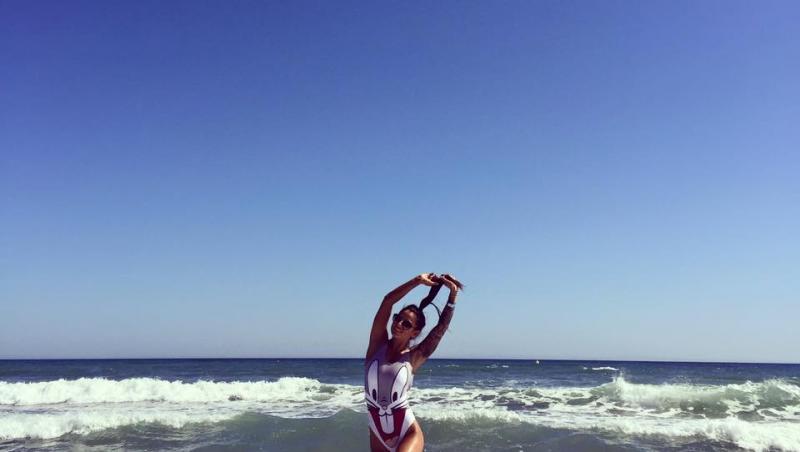 FOTO HOT! Roxana Vancea, imagini de senzaţie pe plajă! Şi-a etalat formele apetisante la mare